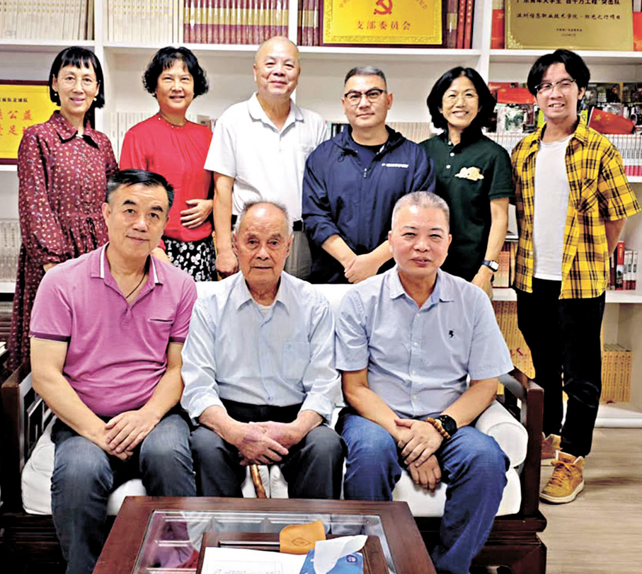 ●2023年，鍾藝琳等人接待了張穩及其後代，得知北撤指戰員紀念牆直至當時還未刻上張穩和戰友張少平的名字。 受訪者供圖