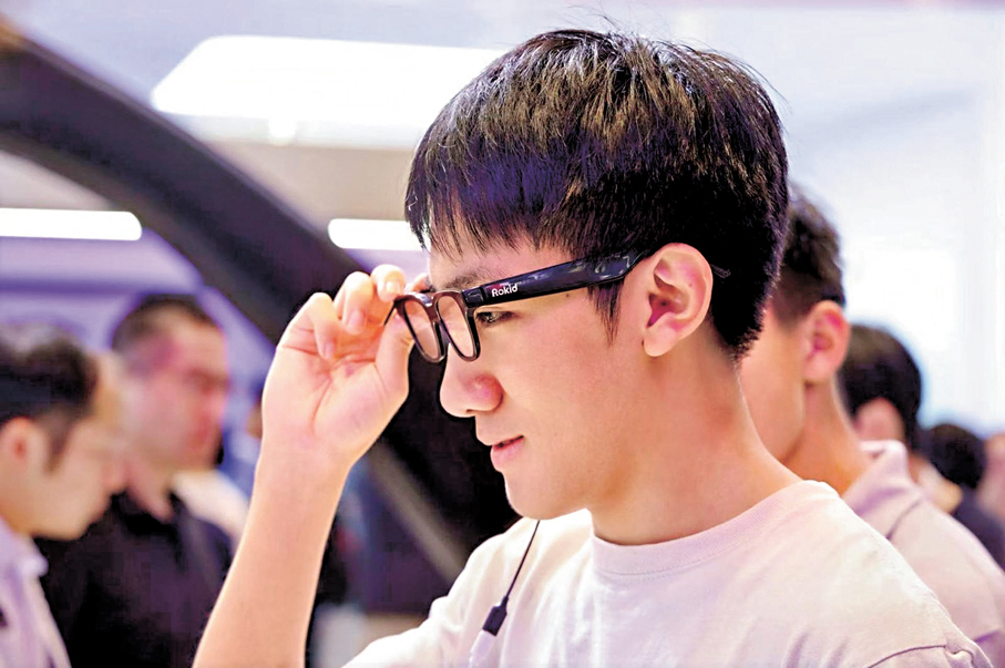 ●2026世界人工智能大會上，觀眾試戴Rokid Glasses。受訪者供圖