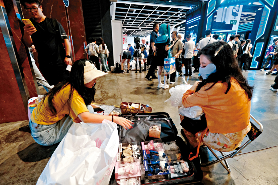 ●遊客在動漫電玩節內大舉掃貨，行李箱放滿「戰利品」。香港文匯報記者郭木又  攝 
