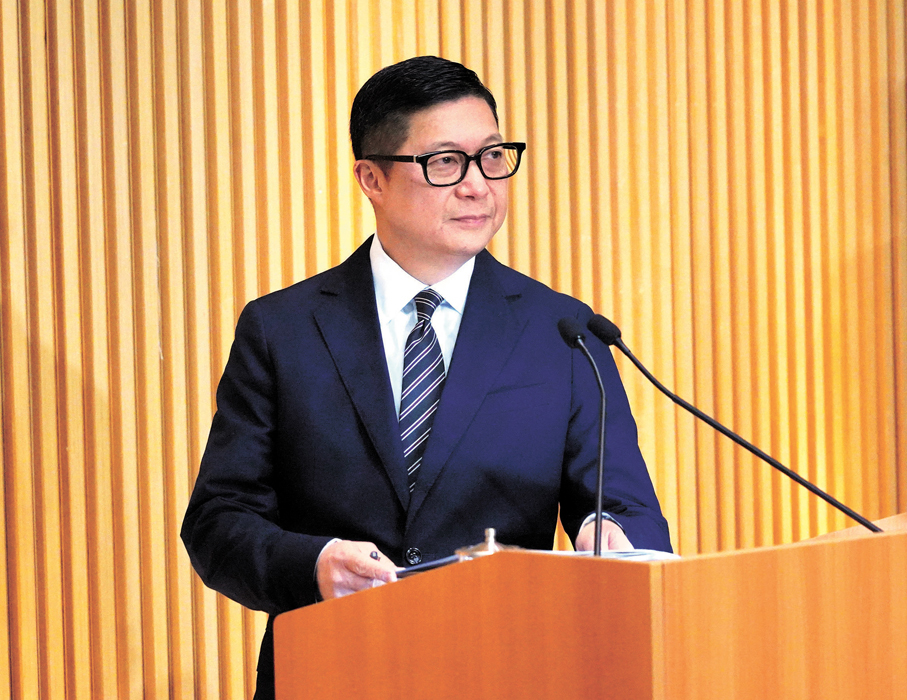 ●鄧炳強在撲滅罪行委員會會議後會見傳媒。香港文匯報記者曾興偉  攝