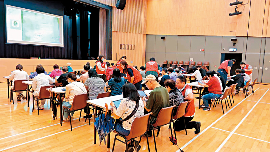 ●長者在學習使用AI語音助理及修復照片。 作者供圖