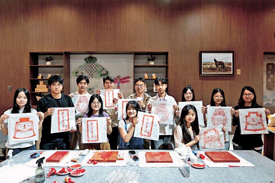 ●魯港傳媒學子在青州博物館體驗做拓片。 香港文匯報記者胡臥龍  攝