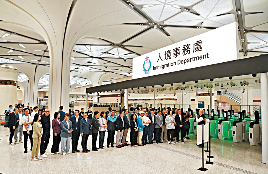 ●立法會議員參觀新皇崗口岸港方口岸區。香港文匯報記者曾興偉  攝