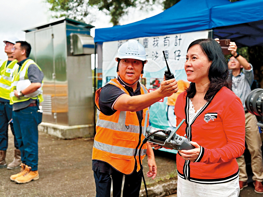 ●陳美寶視察當日體驗模擬操作高載荷無人機。陳美寶網誌圖片
