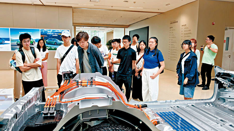 ●港生走進汽車智能工廠，近距離觀摩全自動化產線。香港文匯報北京傳真