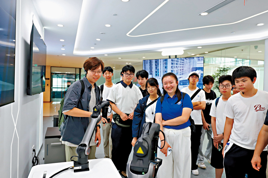 ●港生手控高精度機械臂，親身體驗「毫米級」精準操作的科技魅力。 香港文匯報北京傳真