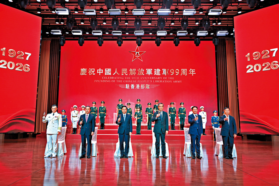 ●主禮嘉賓在招待會上祝酒。