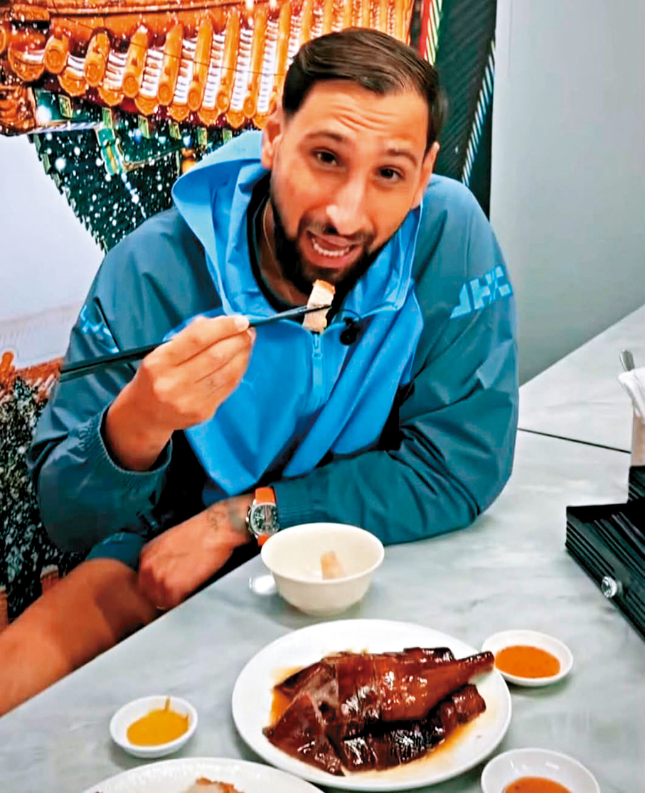 ●曼城門將當拿隆馬賽前忙裏偷閒觀光，更一嘗香港著名美食燒鵝的滋咪。曼城官方影片截圖