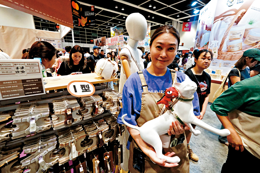 ●台灣品牌Auskommen負責人張老闆表示，今年顧客購買慾激增。 香港文匯報記者涂穴  攝