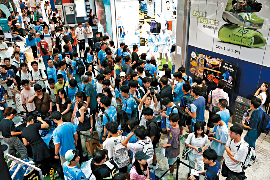 ●零售館內外被球迷擠得水洩不通，多家運動品牌快閃店與餐廳大排長龍。香港文匯報記者萬霜靈  攝