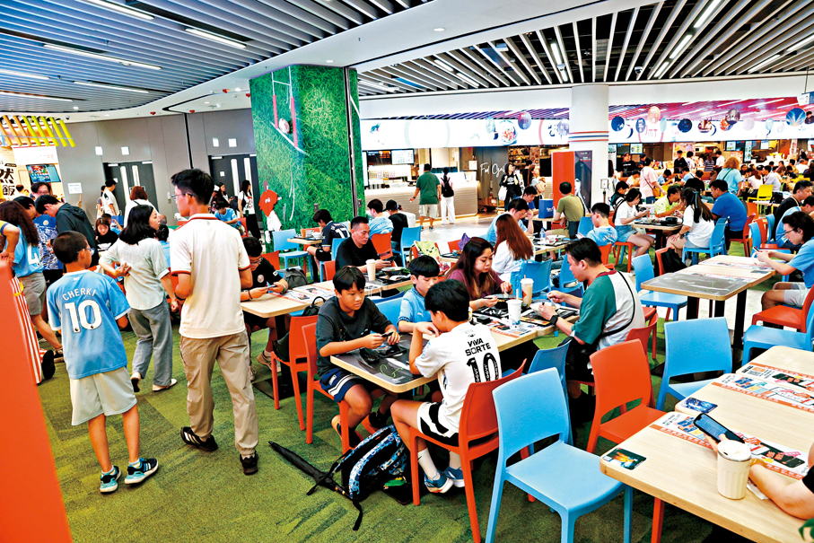 ●球賽開始前，零售館內的餐廳座無虛席。香港文匯報記者萬霜靈  攝