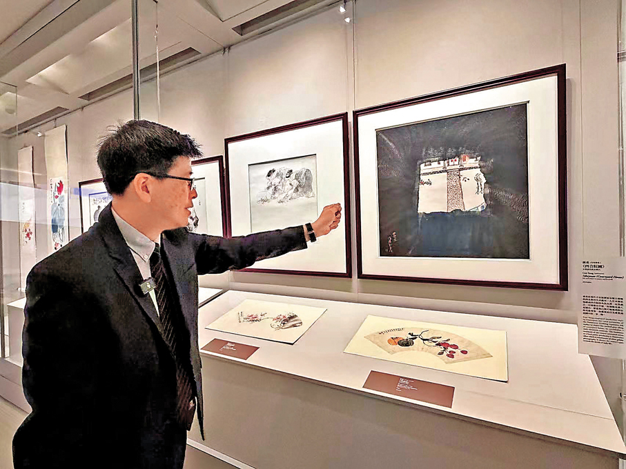 ●中大文物館副館長鄧民亮講解展品。
