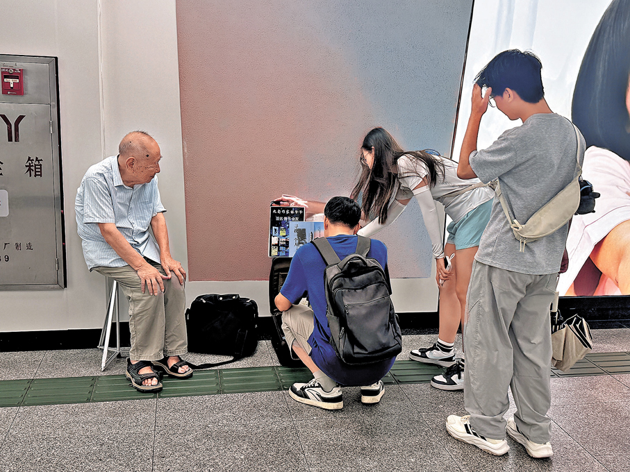 ●市民停留在林寶山的書攤前選購。