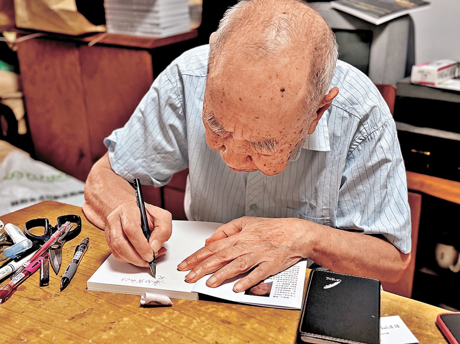 ●線上訂單多，林寶山近期大部分時間在家簽書。