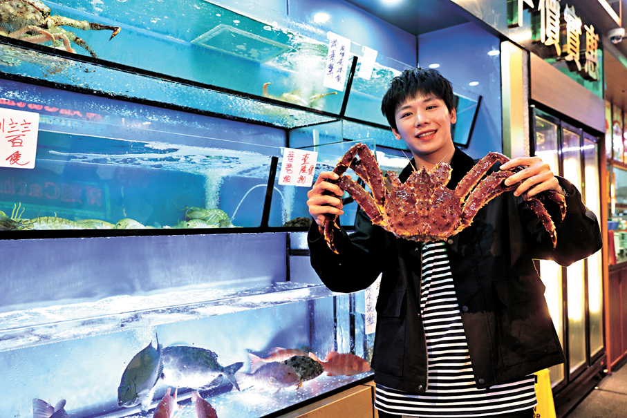 劉展霆獲母親的海鮮批發檔供應食材。