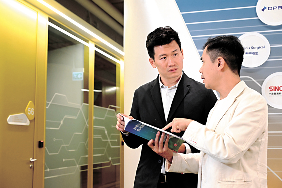 ●有青年盼企業不同的成長階段都有政府支援。圖為深港科技園職員講解初創支援項目。 資料圖片