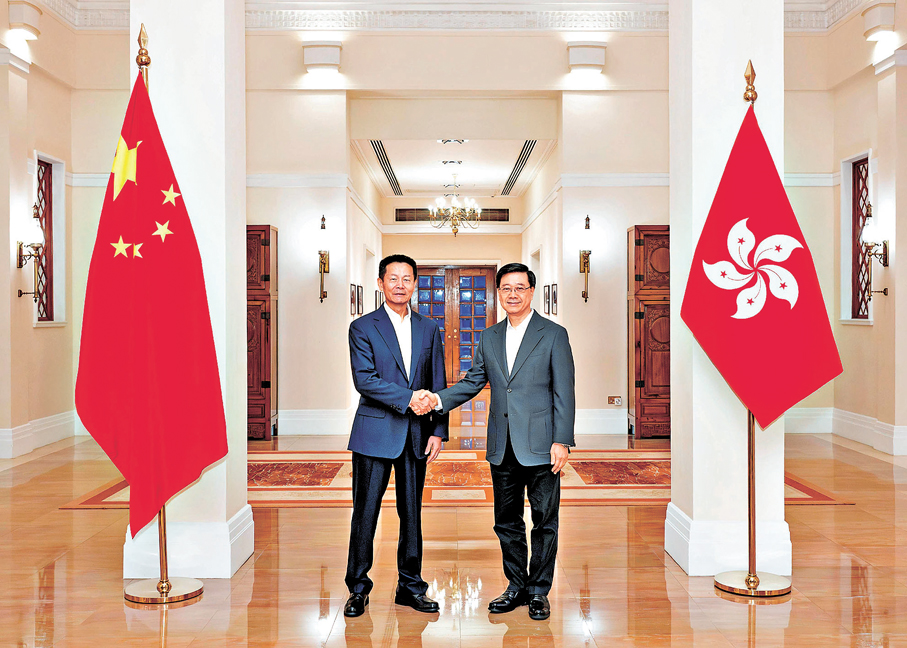 ●李家超（右）昨在禮賓府與吳清會面。政府新聞處圖片