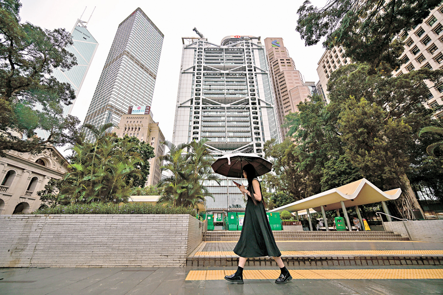 ●首隻港元穩定幣產品有望短期推出。圖為中環多間銀行大廈。資料圖片