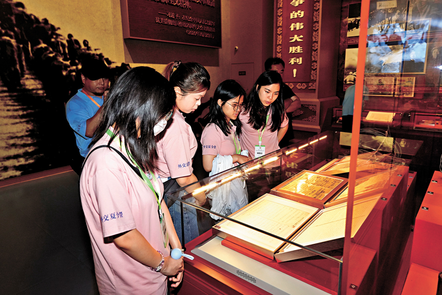 ●中國共產黨歷史展覽館有大量真實的歷史展品與文書手稿。 香港文匯報記者黃子晉 攝