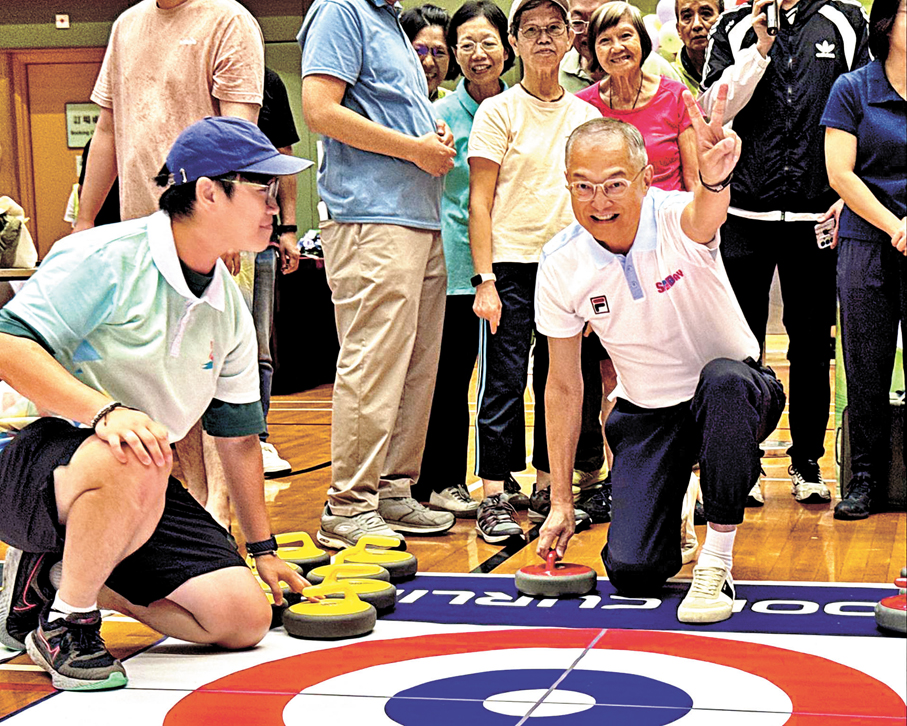 ●盧寵茂昨日與市民一起玩地板冰壺，傳遞「日日運動半個鐘 健康快樂人輕鬆」的信息。