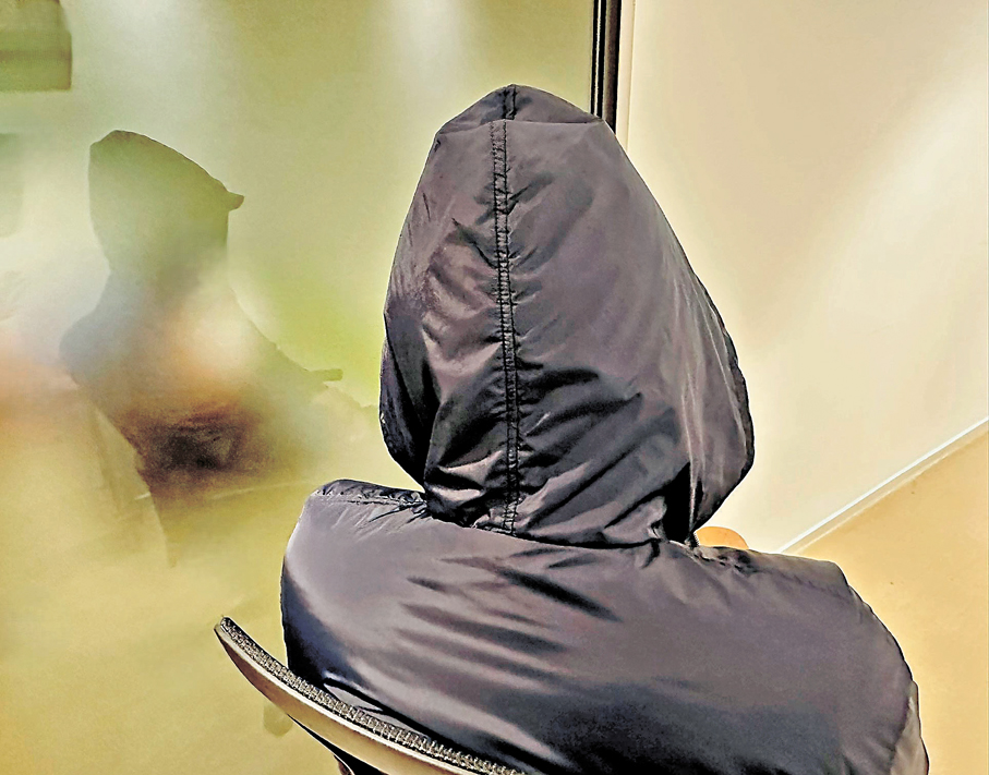 ●陳先生憶述有自稱是支付平台職員的男子以「升級」為名，於他不知情下換了刷卡機，懵然不知下被「轉會」。香港文匯報記者文禮願  攝