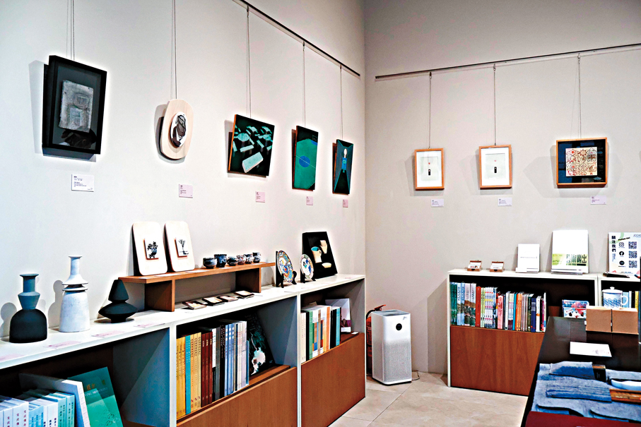 ●一新美術館正與賽馬會創意藝術中心（JCCAC）合辦展覽「廠進西源里」。