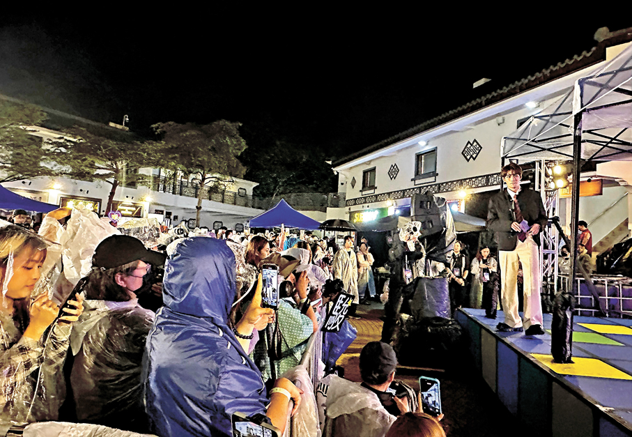 ●魏浚笙對粉絲淋雨感心痛。