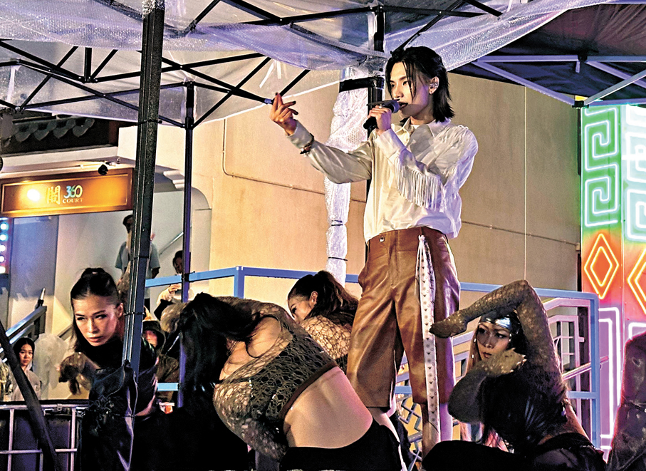 ●李駿傑專業地完成整個演出。   香港文匯報記者子棠  攝