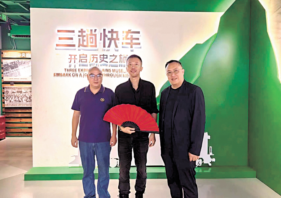 ●（左起）三趟快車博物館館長萬朝林、梁家僖及香港中華長城文化協會副會長梁永恩合照。 作者供圖