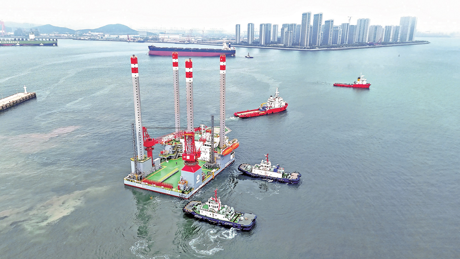 ●中國海洋新興產業擴容增效，海洋工程裝備製造業加速提質升級。圖為5月14日，中國首座海上移動式多功能措施平台「海洋石油283」從青島西海岸新區啟運。資料圖片