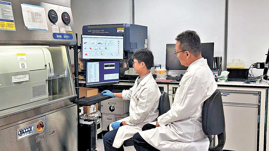●醫克生物團隊正在實驗室進行疫苗的研究。香港文匯報深圳傳真