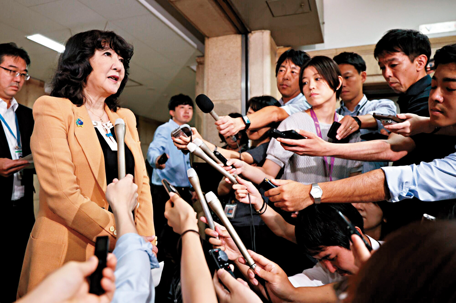 ●日本財務大臣片山皋月被傳媒追訪。 彭博社