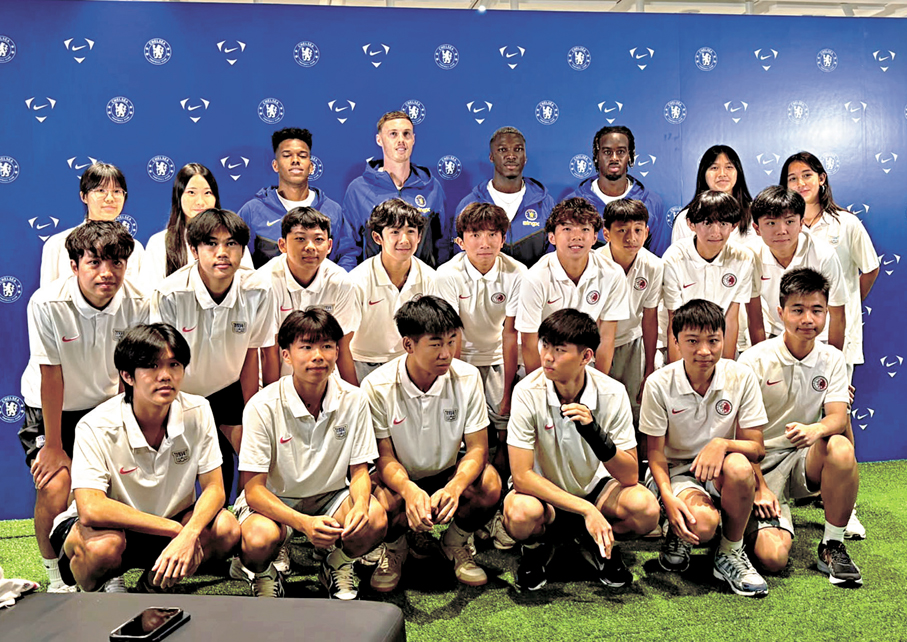 ●車路士四將（後排藍衫）現身金鐘，與港足青年軍及傑志U18球員交流。 香港文匯報記者張發兒  攝