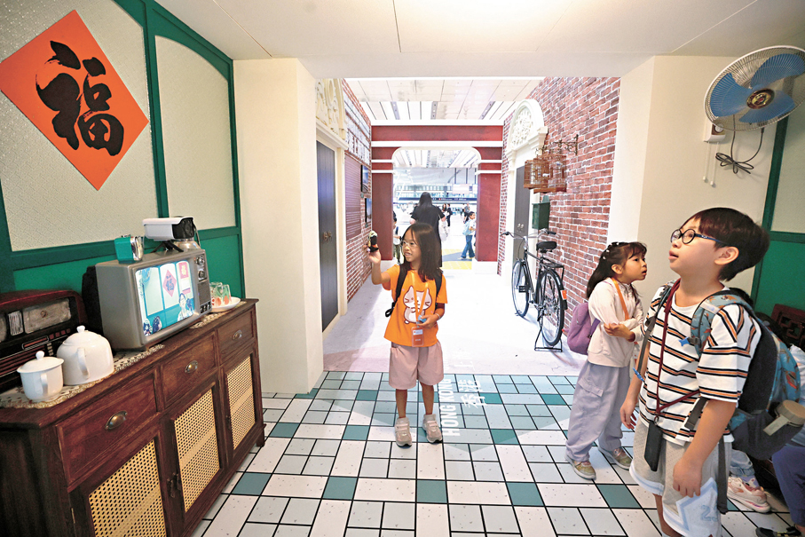 ●連廊布置以老上海街頭及懷舊香港家庭為主題。香港文匯報記者郭木又  攝