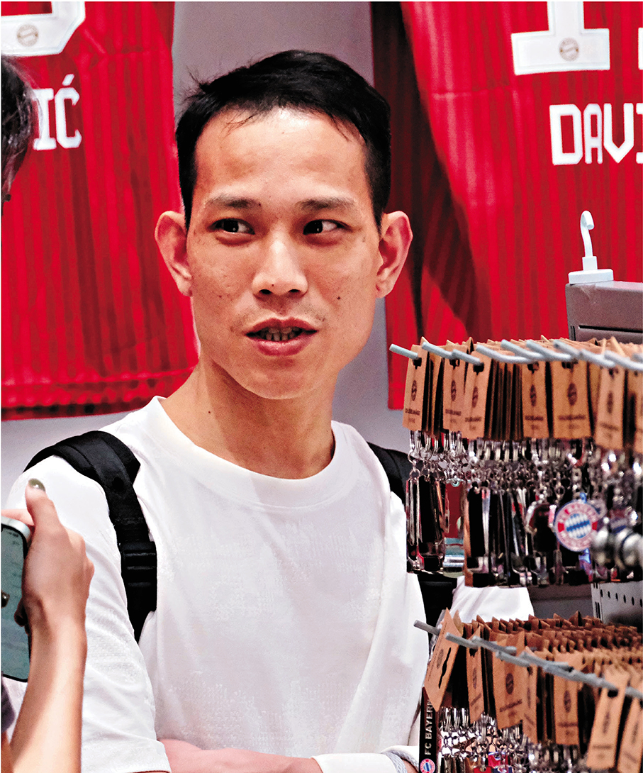 ●從深圳來港的拜仁球迷歐先生對啟德體育園的交通配套大感滿意。香港文匯報記者涂穴  攝