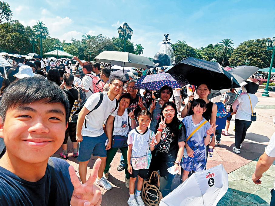 ●放假時黃桂蓮與凌氏一家到迪士尼樂園遊玩。 受訪者供圖