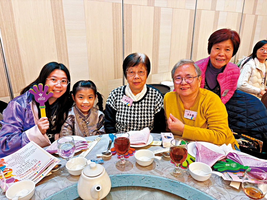 ●黃桂蓮與凌氏一家吃團年飯。  受訪者供圖