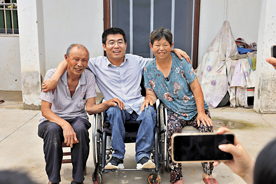 ●李創業與父母合照。