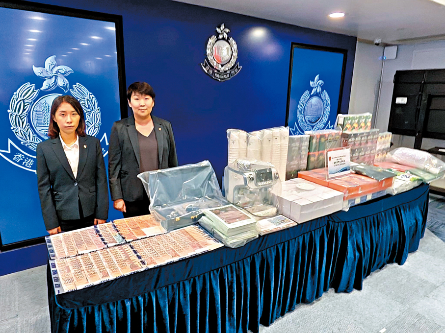  ●警方講述案件詳情及展示檢獲證物。香港文匯報記者劉友光  攝