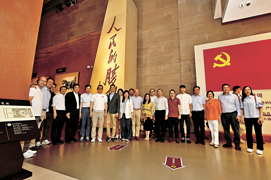 ●代表到訪全國愛國主義教育示範基地渡江戰役紀念館。香港文匯報記者黃艾力  攝
