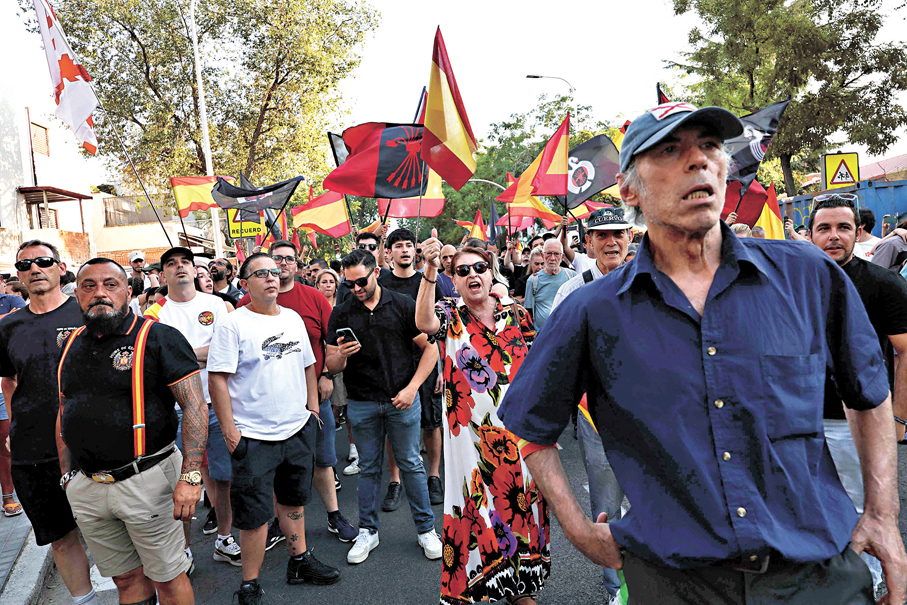 ●歐洲右翼勢力抬頭。圖為西班牙右翼支持者針對休達危機發起反移民示威。 法新社