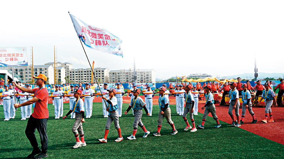 ●兩岸棒球少年入場。