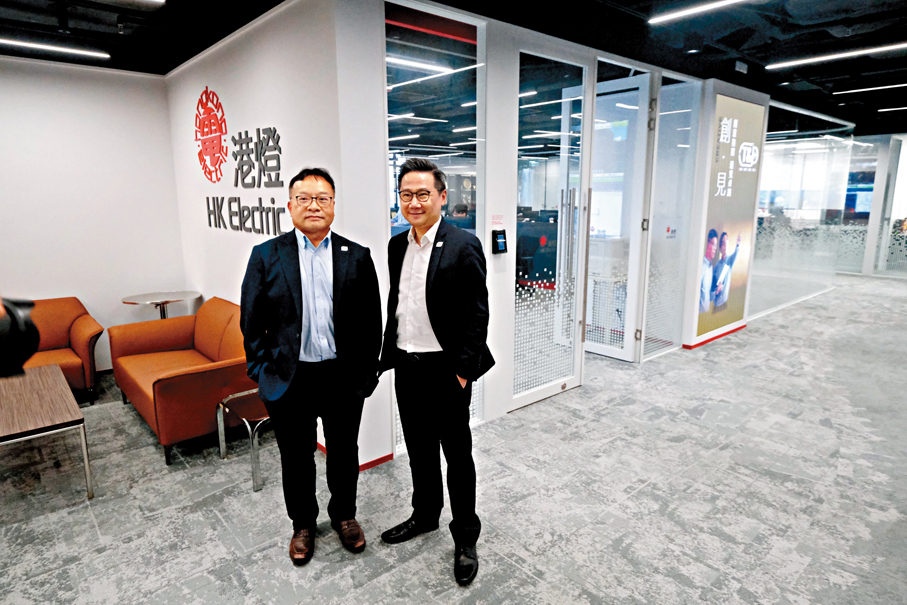 ●港燈輸配電科/營運主管區偉年（左），與輸配電科/技術服務主管郭偉信。香港文匯報記者涂穴  攝