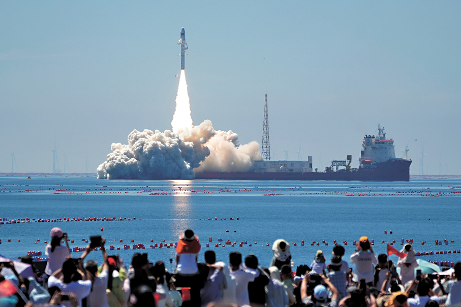 ●8月5日10時38分，捷龍三號成功海上發射東方慧眼高光譜01、02星。   新華社