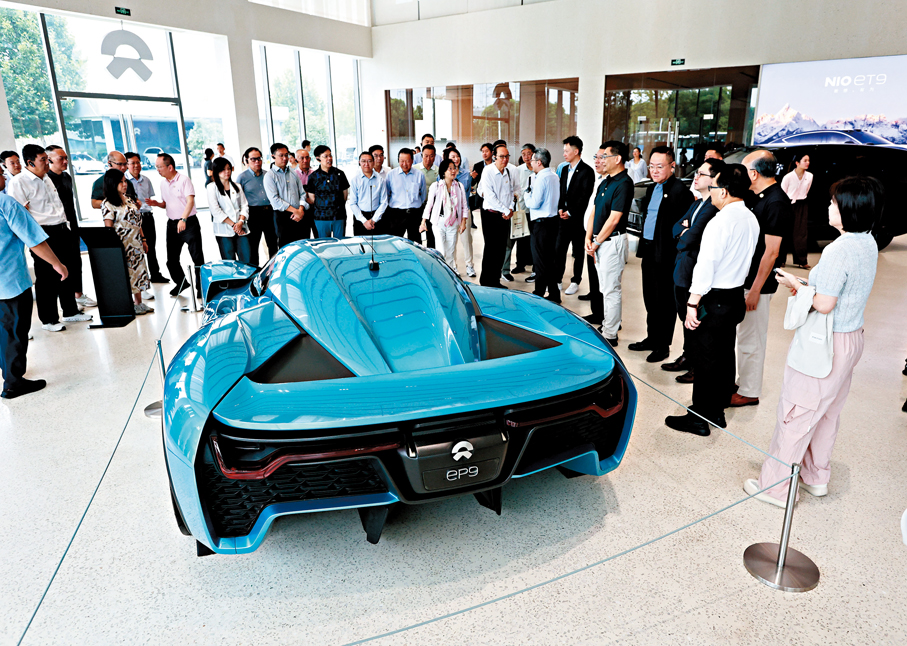 ●代表到訪蔚來先進製造合肥一工廠，考察體驗中心、車身車間及總裝車間等。 香港文匯報記者黃艾力  攝