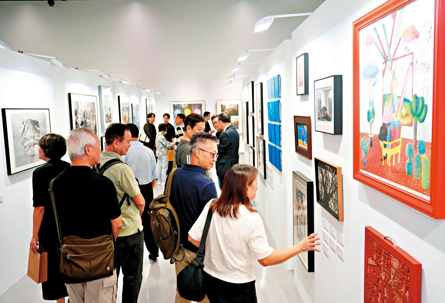 ●出席者於開幕儀式後率先觀賞展品。    大公文匯全媒體記者馬丁  攝