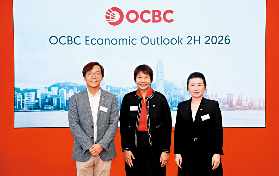 ●左起：華僑銀行駐新加坡環球金融市場部及集團研究部門大中華地區研究主管謝棟銘，華僑銀行駐新加坡環球金融市場部及集團研究主管及首席經濟學家Selena Ling及華僑香港經濟師姜靜。