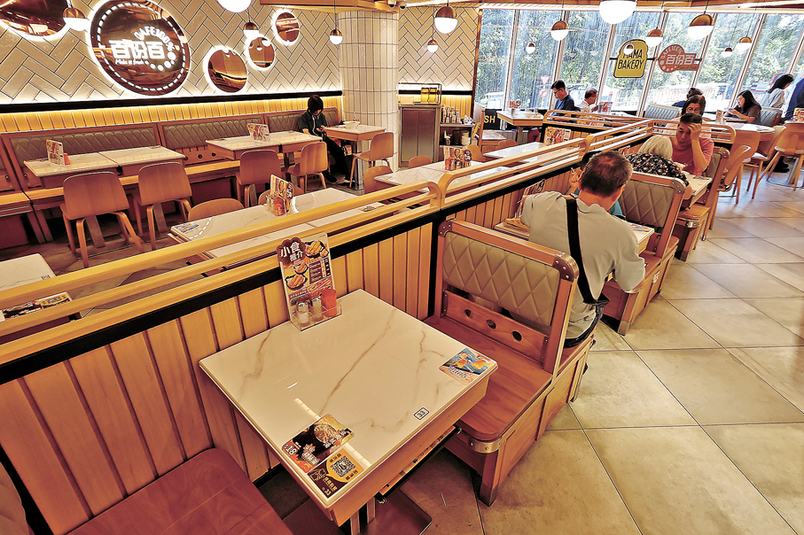 ●馬鞍山錦英苑的百份百餐廳分店早前已退出「容許狗隻進入食肆」的名單。香港文匯報記者涂穴  攝