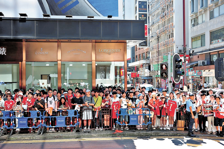 ●拜仁眾將現身尖沙咀，吸引數百球迷迫爆漢口道。 香港文匯報記者郭正謙  攝