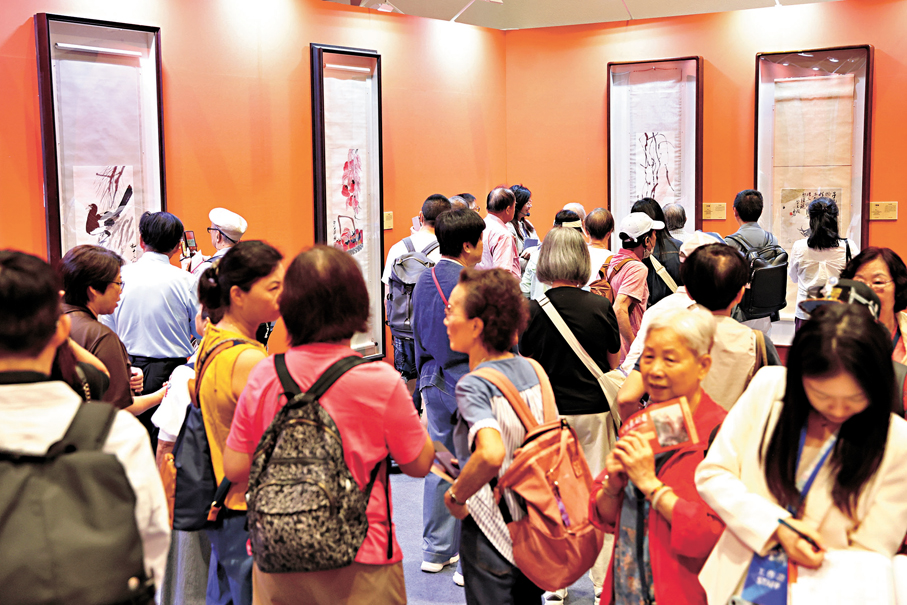 ●國畫大師齊白石的多幅珍品首度同場展出，吸引不少參觀者駐足。 香港文匯報記者萬霜靈  攝